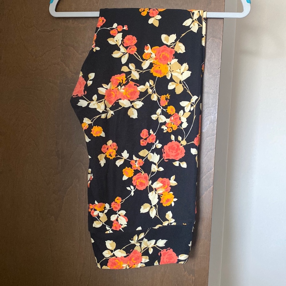 Lularoe TC leggings pink roses on black